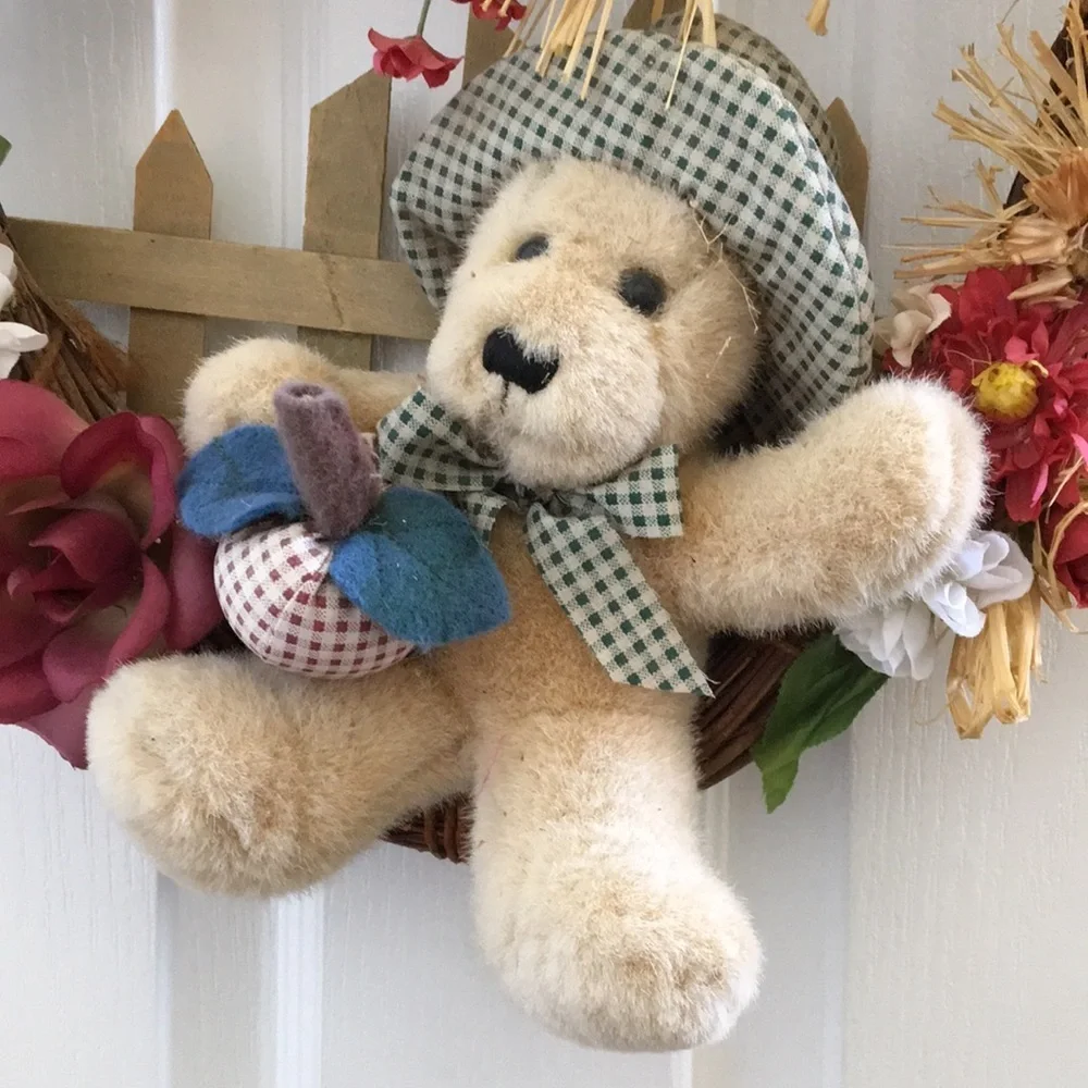 Nwt Heart-Shaped “Welcome” Wreath w/Waving bear